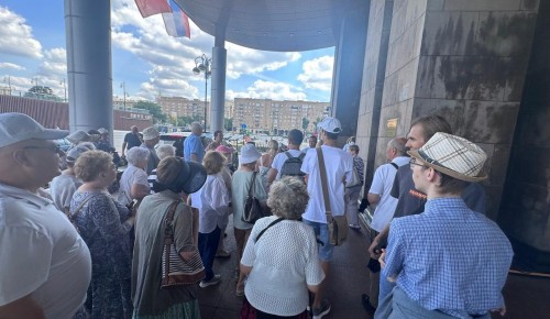 Жители Ломоносовского района поучаствовали в экскурсии «Диковинные дома Москвы»