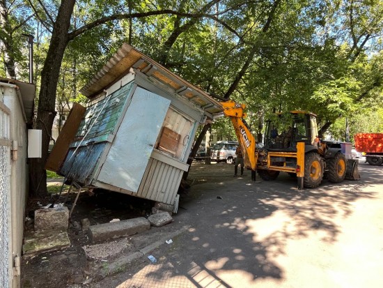 В Конькове демонтировали будку на ул. Профсоюзной