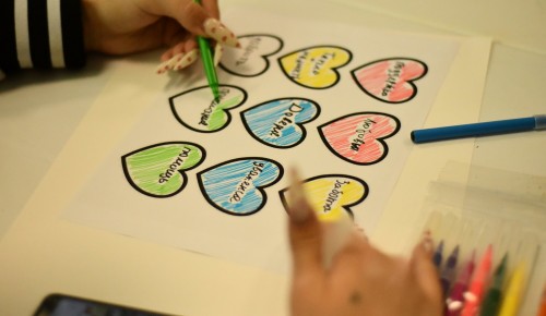 Воспитанники «Каховских ромашек» создали объемную аппликацию «Большое сердце»