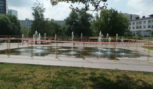 В парке «70-летия Победы» начались профилактические работы по очистке «сухого» фонтана