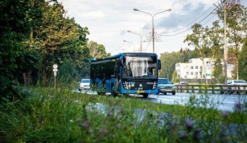 Автобусы №922, 926 и с977 идут в обе стороны по улице Каховка после благоустройства