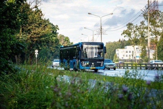 Автобусы №922, 926 и с977 идут в обе стороны по улице Каховка после благоустройства