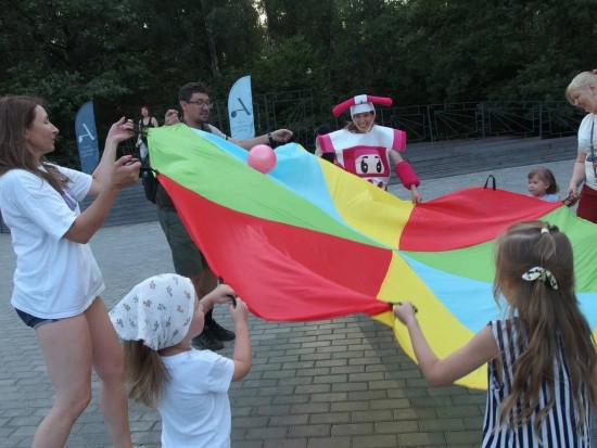 В парке «Тропарёво» по четвергам можно принять участие в проекте «Музыка-лето» от центра «Атлант»