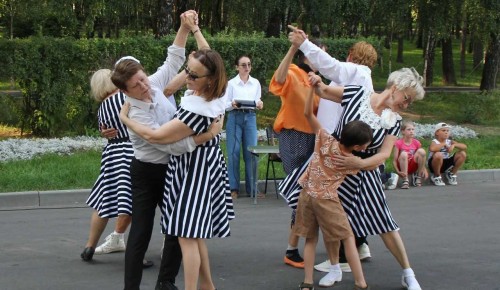 Самый романтический танец. Участников марафона в парке «Сосенки» научили танцевать вальс