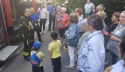 Пожарные провели занятие в Ясенево