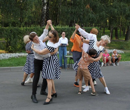 Самый романтический танец. Участников марафона в парке «Сосенки» научили танцевать вальс