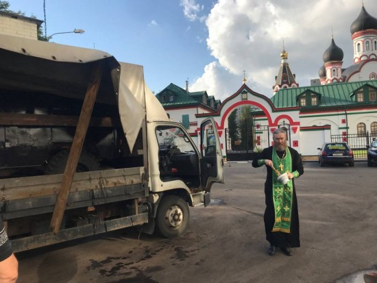 Храм Живоначальной Троицы в Старых Черемушках отправил две машины с гуманитарным грузом в зону СВО