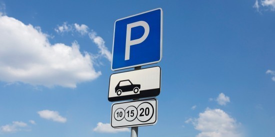 Дептранс расширил зоны платных парковок в Обручевском районе
