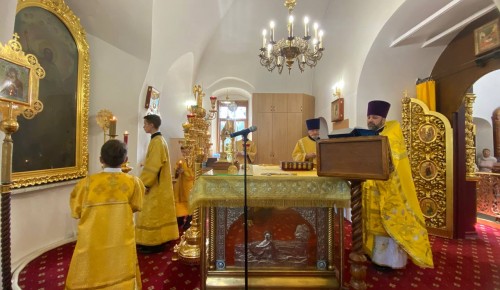 В храме Живоначальной Троицы в Конькове совершили божественную литургию