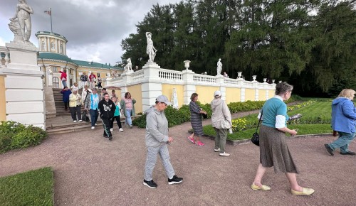 Жители Ломоносовского района посетили музей-заповедник «Архангельское»