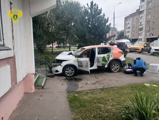 Четверо подростков угнали машину каршеринга и врезались в дом в Южном Бутове, один погиб