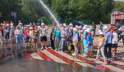 Заключительная смена детского лагеря началась в аквапарке "Мореон"