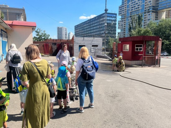 Юные москвичи побывали в гостях у пожарных