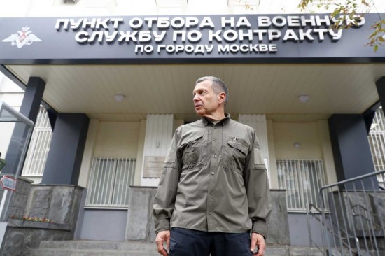 И словом, и песней. Поддержать контрактников на Яблочкова приезжают журналисты и музыканты