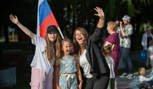 «Добрый вечер, Москва». Эта и другие песни студии «Соло» прозвучали в сквере на улице Новаторов