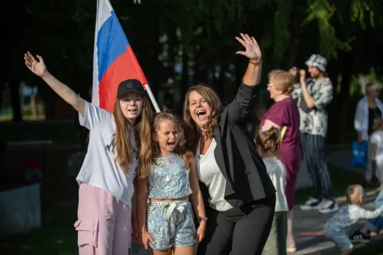 «Добрый вечер, Москва». Эта и другие песни студии «Соло» прозвучали в сквере на улице Новаторов