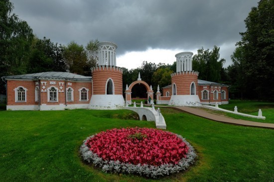 Один из входов в Воронцовский парк временно закрыли из-за работ по замене брусчатки