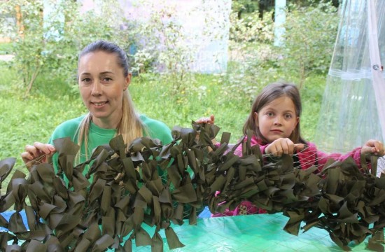 Сделано своими руками. В усадьбе Воронцово научили плести маскировочные сети