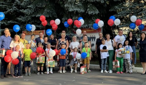 Общественный совет УВД по ЮЗАО совместно с сотрудниками полиции поздравили будущих школьников и подарили наборы первоклассника