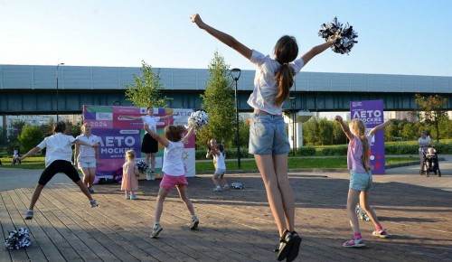 На высшем уровне. В Южном Бутове учились чирлидингу, а в Новых Черёмушках слушали народные песни