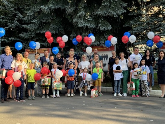 Общественный совет УВД по ЮЗАО совместно с сотрудниками полиции поздравили будущих школьников и подарили наборы первоклассника