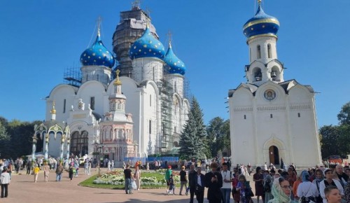 Ученики воскресной школы при храме преподобной Евфросинии посетили Свято-Троицкую Сергиеву Лавру