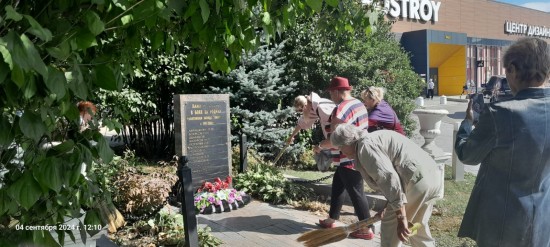 В Котловке провели уборку памятника доблести российских моряков-черноморцев