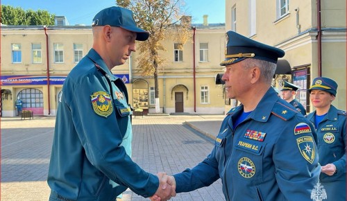 Сотрудникам Главного управления МЧС России по городу Москве вручили ведомственные знаки отличия и очередные специальные звания