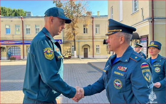 Сотрудникам Главного управления МЧС России по городу Москве вручили ведомственные знаки отличия и очередные специальные звания