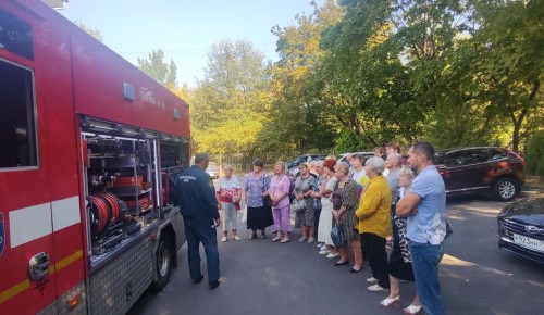 Сотрудники Управления по ЮЗАО департамента ГОЧСиПБ провели встречу с жителями Котловки