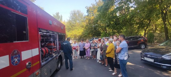 Сотрудники Управления по ЮЗАО департамента ГОЧСиПБ провели встречу с жителями Котловки