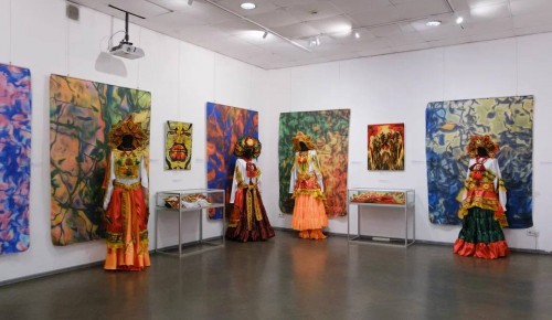 Показать связь времён через цифровую живопись и костюм. В галерее «Нагорная» открылась необычная выставка