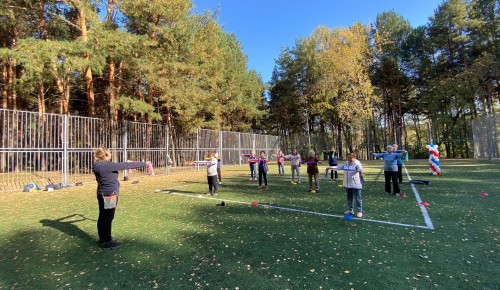 В парке «Сосенки» прошла спортивная танцевальная разминка для «долголетов»