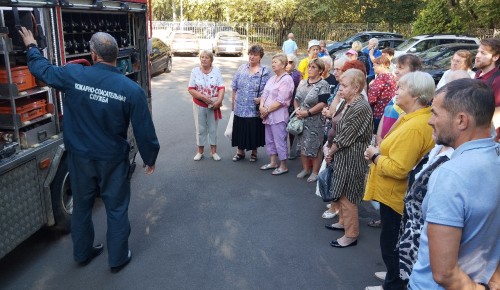 Специалисты Управление Департамента ГОЧСиПБ по ЮЗАО показали жителям пожарную технику