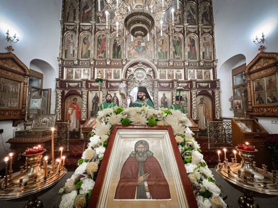 В храме Живоначальной Троицы в Конькове прошло торжественное богослужение