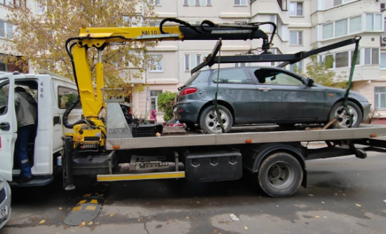 В Северном Бутове на стоянку временного хранения переместили два брошенных автомобиля