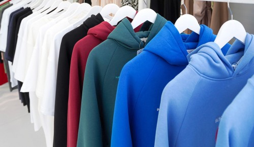 С наступлением холодов из Москвы начали отправлять теплые вещи в зону СВО