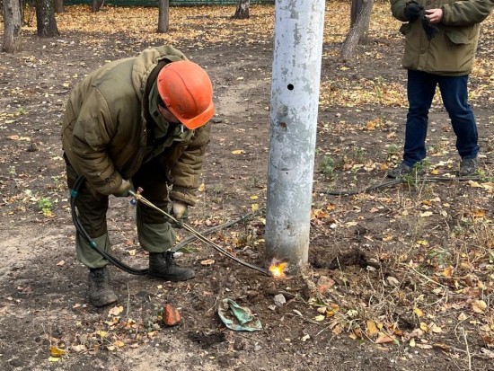 На ул. Введенского демонтированы бесхозные опоры освещения