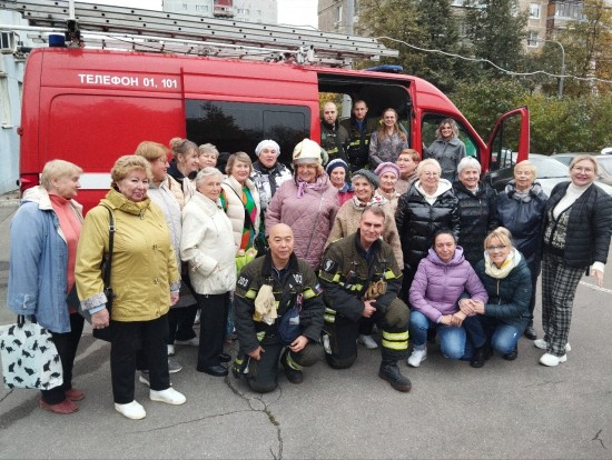 Огнеборцы рассказали жителям про технику спасения