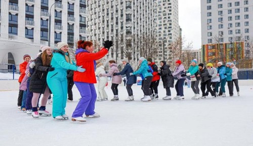 В Теплом Стане всех желающих научат кататься на коньках в рамках проекта «Мой спортивный район»