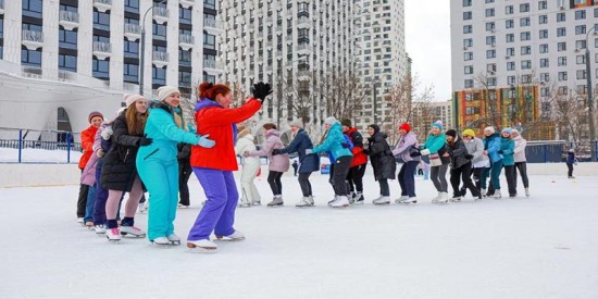 В Теплом Стане всех желающих научат кататься на коньках в рамках проекта «Мой спортивный район»