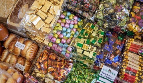 Фермеры московских ярмарок отправляют мандарины и конфеты бойцам СВО