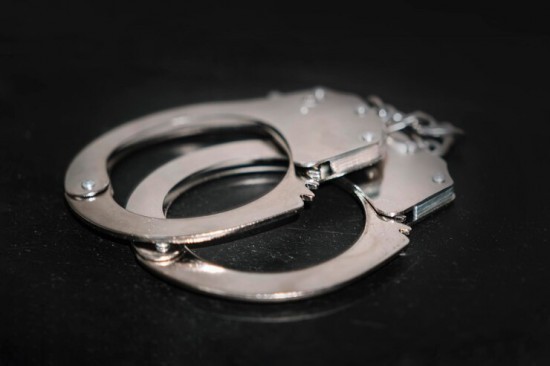 В переходе станции метро «Теплый Стан» у агрессивного мужчины изъяли наркотики