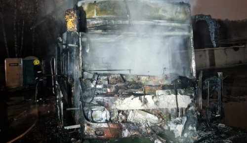 Мужчина погиб при пожаре в частном автобусе на ул. Голубинской