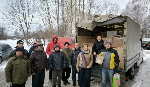 Мандарины, письма и медикаменты. В Ясеневе отправили подарки бойцам на Новый год