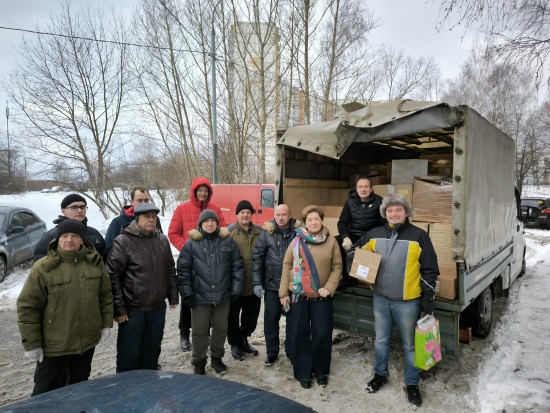 Мандарины, письма и медикаменты. В Ясеневе отправили подарки бойцам на Новый год