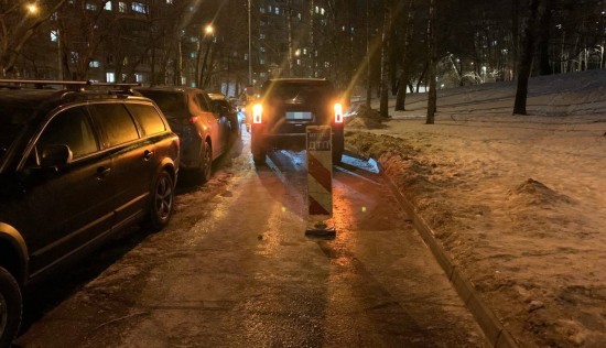 На юго-западе Москвы девочка скатилась с горки под колеса машины