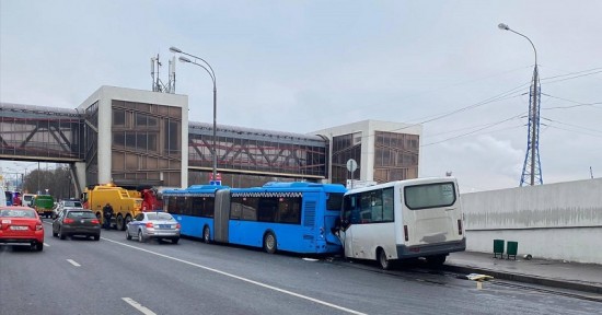 При столкновении маршрутки и автобуса на юго-западе Москвы пострадали пять человек