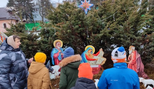 В храме святых Бориса и Глеба в Зюзине для школьников организовали занятие, посвященное церковным праздникам