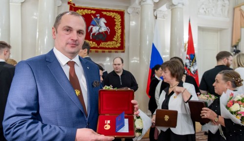 «Хочется быть нужным». Сотрудник «Жилищника» в Конькове получил знак отличия «Волонтер Москвы»